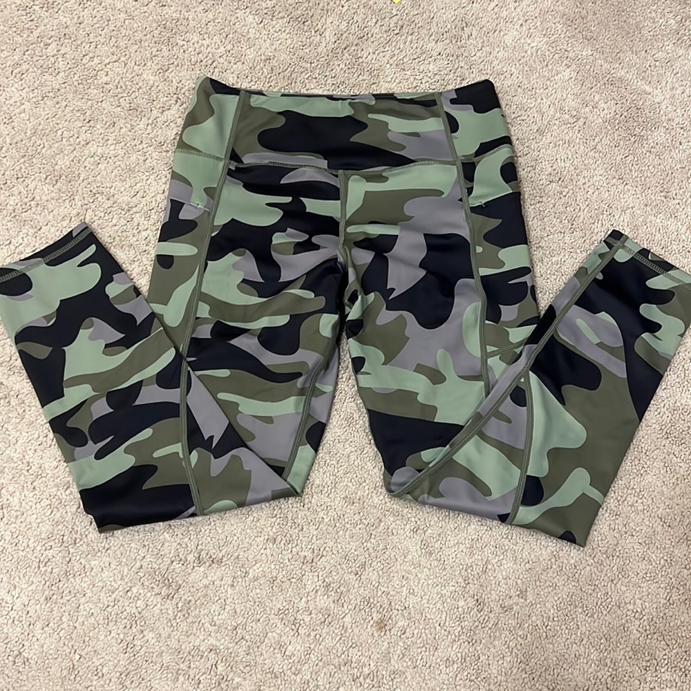 Zyia GREEN CAMO ZIPPER POCKET LIGHT N TIGHT 7/8 LEGGINGS SIZE 8-10